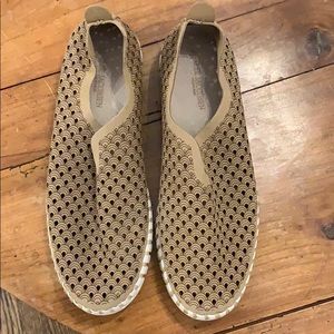 ISLE JACOBSEN Tulip 139 Perforated Slip-On Sneaker